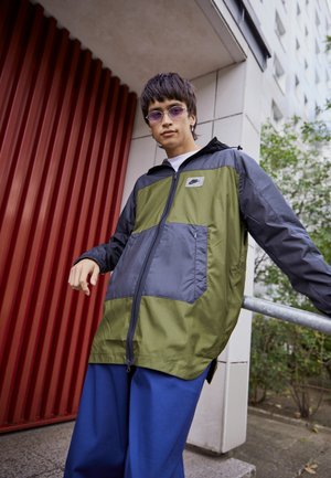 Regnjacka - rough green/dark smoke grey/black/safety orange