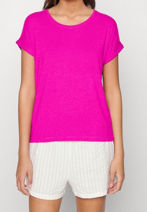 Krótki rękaw t-shirt w kolorze fuksji z okrągłym dekoltem, wykonany z miękkiej tkaniny. Nosi się go z białymi szortami w paski, co tworzy swobodny wygląd.