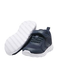 Športni čevlji temno modre barve z zgornjim delom iz zračne mrežice, zapenjanjem na ježek in belo gumijasto podplato z vzorcem. Okrogla konica in lahka zasnova.