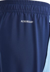 Navyblaue Sportshorts mit elastischem Bund, AEROREADY-Logo in Weiß und hellblauen seitlichen Akzenten sowie einer glatten Stoffstruktur.