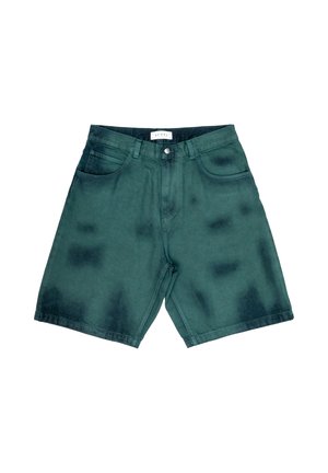 Pantaloncini in denim verde scuro con tasche frontali, passanti per cintura e chiusura con bottone, mostrati distesi su sfondo bianco.