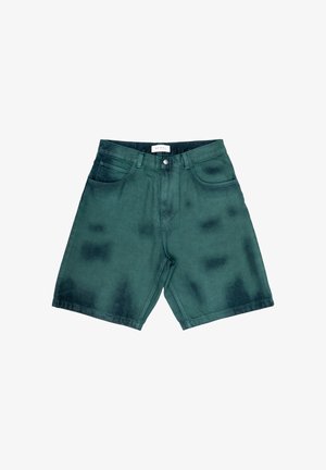 Pantaloncini in denim verde scuro con tasche frontali, passanti per cintura e chiusura con bottone, mostrati distesi su sfondo bianco.