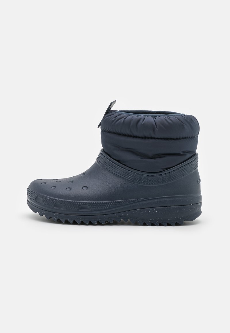 Crocs CLASSIC NEO PUFF SHORTY Snowboot/Winterstiefel navy/blau
