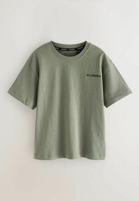 Olivově zelené bavlněné tričko s krátkými rukávy, kulatým výstřihem a malým černým logem "ALLSAINTS" na hrudi. Hladká textura, uvolněný střih.