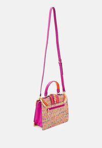 Rød håndtaske med en tekstureret multicolor vævet krop, kontrasterende glatte lyserøde og orange accenter, to håndtag og en aftagelig rem.