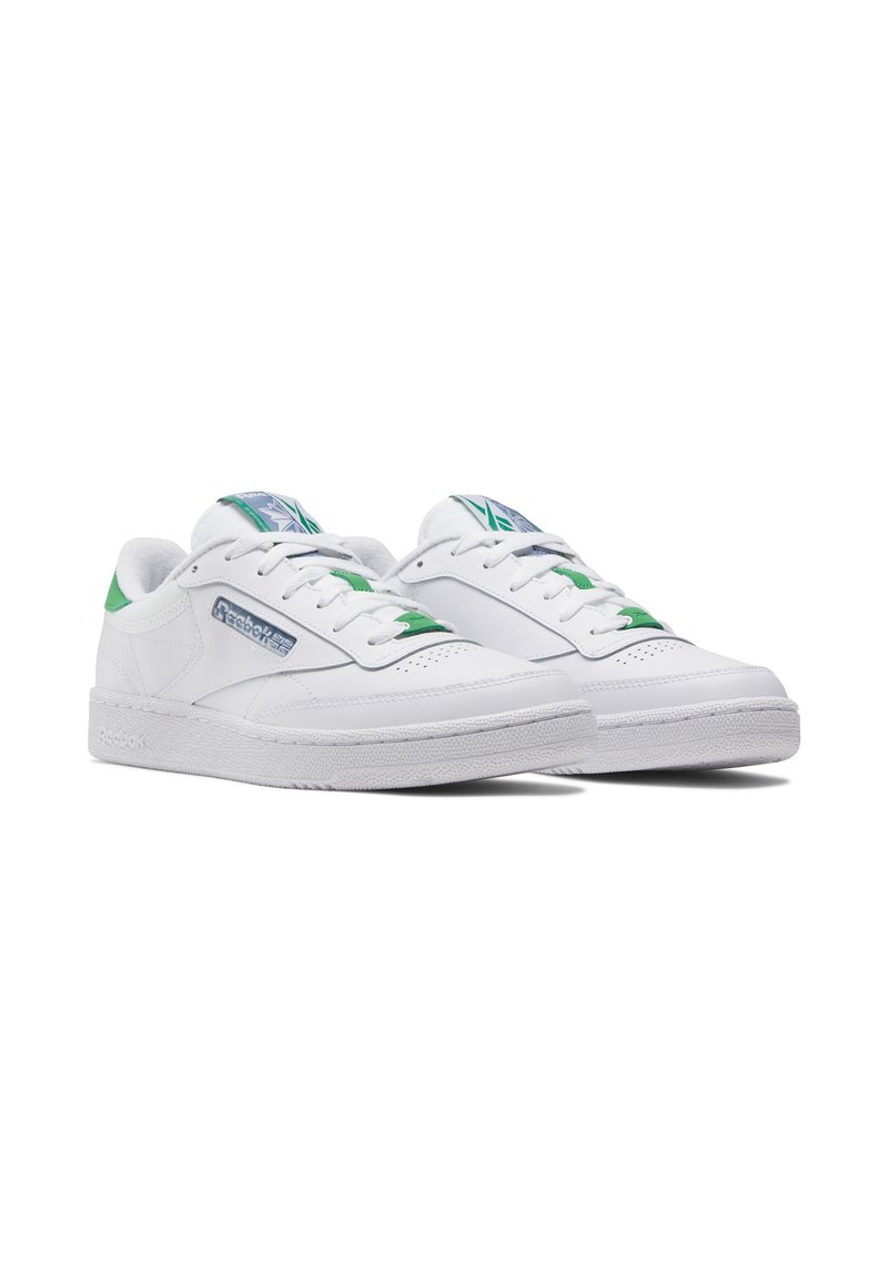 Weiße Leder-Sneaker mit grünen und blauen Akzenten, perforierter Zehenpartie, flachen Schnürsenkeln und Gummilaufsohle. Logo an der Seite angebracht.