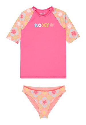 Różowy strój kąpielowy dla dziewczynek z krótkim rękawem z koszulką ochronną z wielokolorowymi kwiatowymi rękawami i dopasowanymi majtkami bikini w tym samym wzorze.
