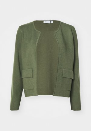 Cardigan vert olive en tissu doux, design à devant ouvert, doté de deux poches avant et d'un col rond, avec une finition texturée.