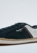 Pepe Jeans URBAN - Alpargatas - azul marino - Zalando.es