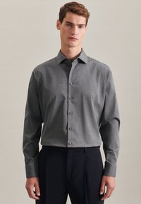 Grijze languitlijn knop-hemd met een subtiele geblokte patroon. Voorzien van een shirtkraag en een effen voorkant, gecombineerd met donkere broeken.