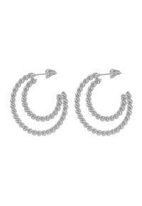 Orecchini a cerchio in argento con un design a corda attorcigliata, caratterizzati da una forma a doppio strato e una finitura lucida. Presentano una chiusura a perno con farfallino.