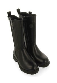 Botas negras hasta la rodilla hechas de cuero suave, con un cierre lateral y tiradores en la parte superior; suela de goma resistente con un ligero tacón.