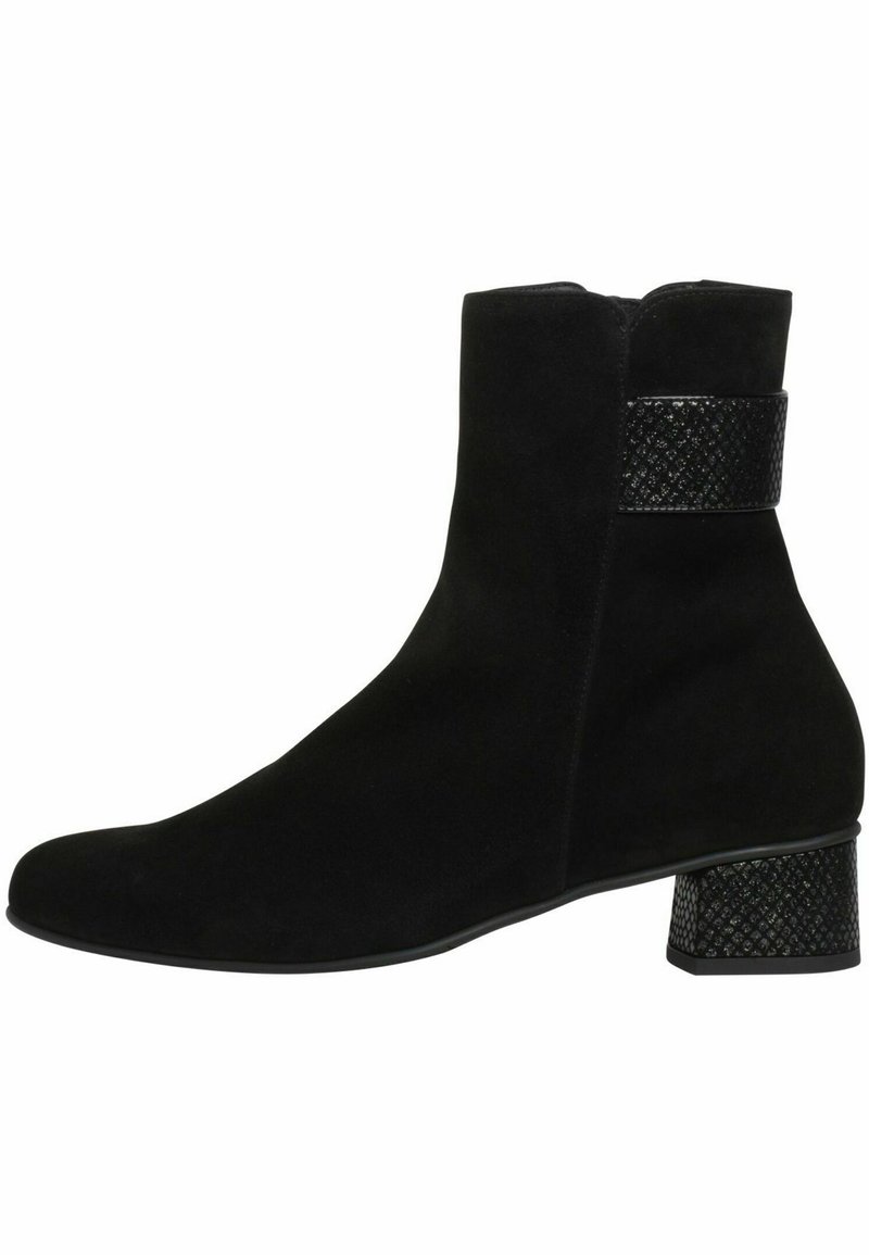Stivale alla caviglia nero in suede con una fascia nera testurizzata e un tacco quadrato e decorato. Finitura liscia, silhouette affusolata e senza chiusure visibili.