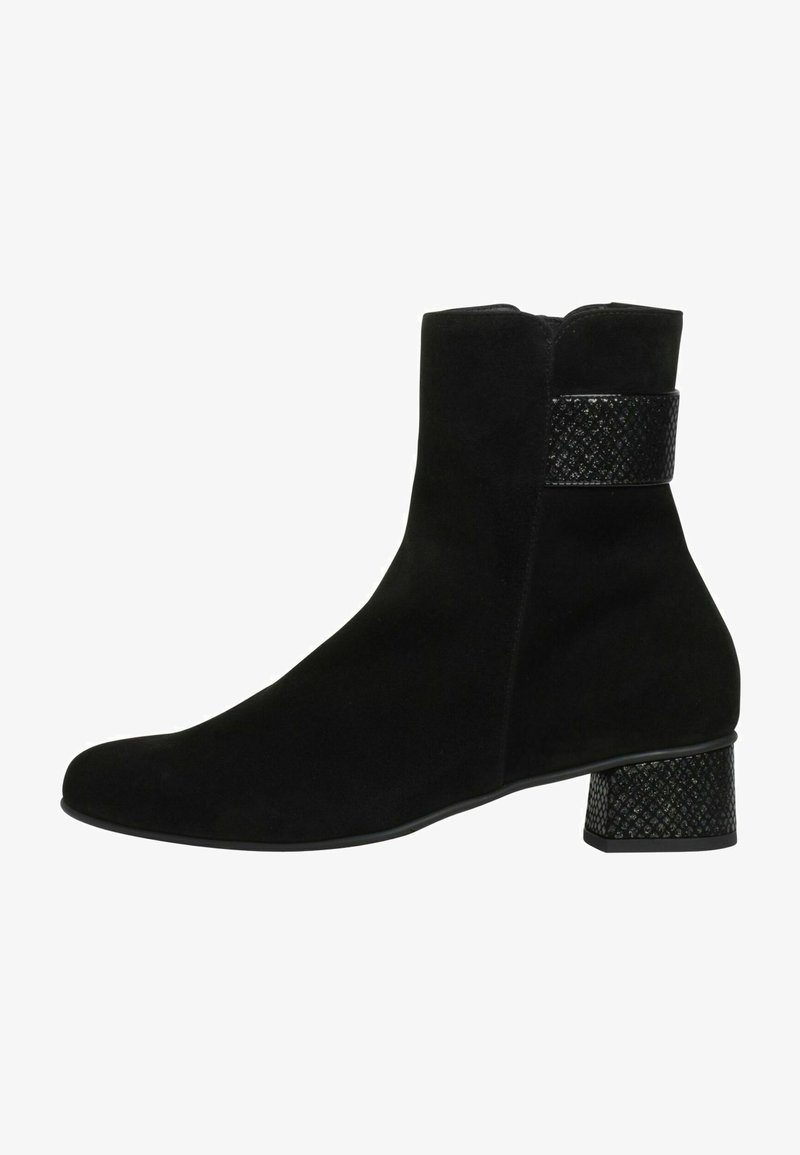 Stivale alla caviglia nero in suede con una fascia nera testurizzata e un tacco quadrato e decorato. Finitura liscia, silhouette affusolata e senza chiusure visibili.
