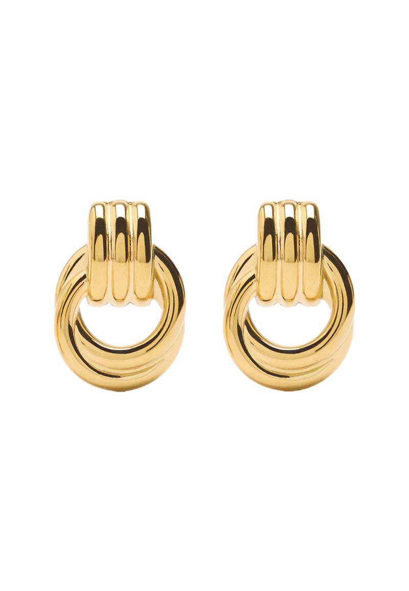 Para błyszczących kolczyków w kształcie koła w złotym odcieniu z potrójnym detalem łączącym się z okrągłym dolnym pierścieniem.