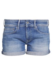 Pantalones cortos de mezclilla en lavado azul claro con una textura desgastada, dobladillos doblados y bolsillos delanteros. Presenta cierre de botón y cremallera.