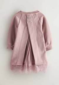 Roosa kleit pika varrukaga, millel on tekstuuriga kangas, elastsed mansetid ja kihiline tülli ning pitsi äär. Seljaosas nööbiga kinnitamine.