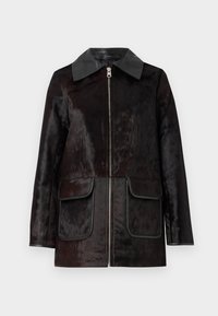 Musta karvane jakk nahkakaelusega, ees lukuga ja kahe paikkotiga. Sile tekstuur, sirge disain ja kontrastsed detailid.