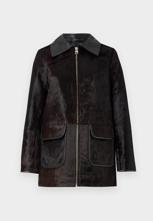 Svart pälsjacka med läderkrage, framdragkedja och två fickor med lappar. Slät textur, rak design och kontrasterande detaljer.