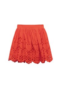 Gonna rossa in cotone con elastico in vita, caratterizzata da dettagliate aperture a occhio lungo l'orlo e un design svasato e arricciato.