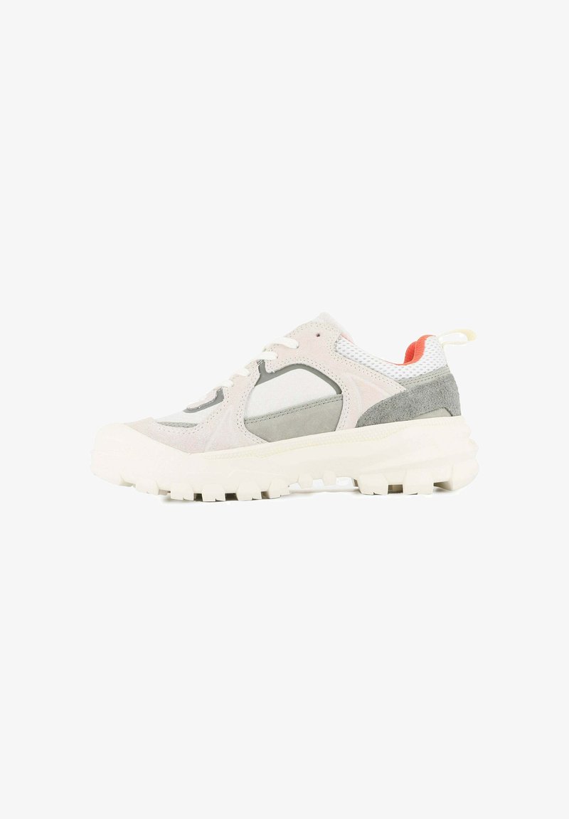Sneakers leggeri realizzati in rete e camoscio, con pannelli grigi e bianchi, suola in gomma testurizzata e un accento rosso sul tallone.