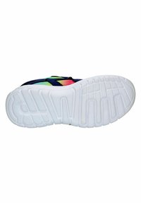 Sportschuh mit weißer Gummisohle, einem schwarzen und bunten Obermaterial mit Mesh-Struktur und einem geometrischen Design.