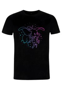 Sort bomulds T-shirt med et farverigt Dumbo-grafik og "Fly" tekst, omgivet af stjerner i lilla og blå nuancer. Kortærmet, rund hals.