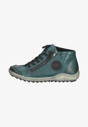 Bottines en cuir teal avec lacets noirs, fermeture éclair sur le côté, semelle texturée grise et patch rond en logo. Caractéristiques d'un design épuré et sportif.