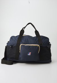 Borsa da viaggio navy con accenti in rete nera, bordature gialle e rosse, due manici e una tracolla removibile. Dotata di una tasca frontale con cerniera.