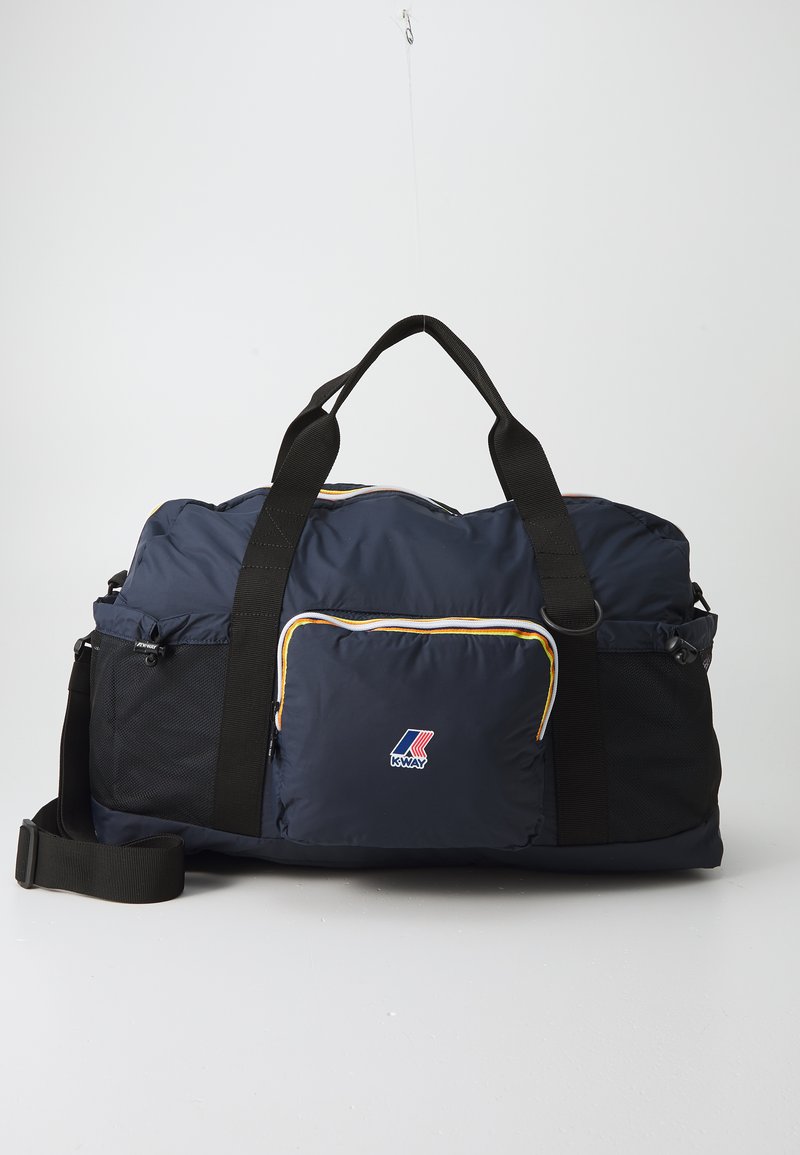 Borsa da viaggio navy con accenti in rete nera, bordature gialle e rosse, due manici e una tracolla removibile. Dotata di una tasca frontale con cerniera.