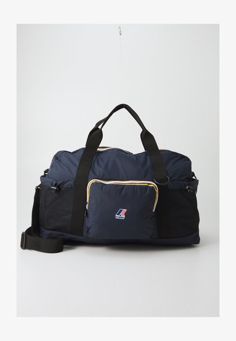 Borsa da viaggio navy con accenti in rete nera, bordature gialle e rosse, due manici e una tracolla removibile. Dotata di una tasca frontale con cerniera.