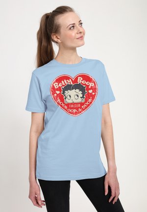 Lys blå bomulds t-shirt med et vintage Betty Boop grafik i et rødt hjerte med teksten "Fan Club" og "Boop Oop A Doop".