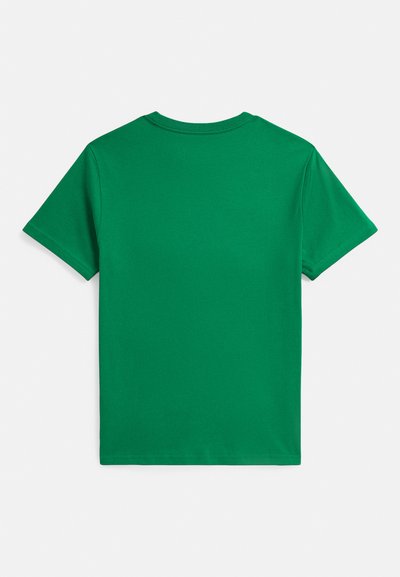 Grønn t-skjorte i bomull med korte ermer, rund hals og enkelt design, med glatt tekstur uten synlige mønstre eller detaljer.