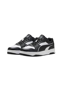 Sneaker basse in bianco e nero con chiusura con lacci, pannelli testurizzati e una spessa suola bianca, posizionate affianco su uno sfondo bianco.