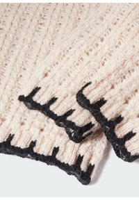 Sciarpa lavorata a maglia in lana beige chiaro con texture a coste, caratterizzata da ricami neri a forma di corna lungo i bordi.