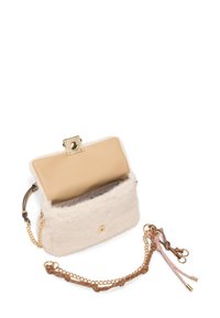 Faux fur håndtaske i creme med en beige indvendig, guldfarvet hardware og en kædetrasport. Har klaplukning og dekorative frynser.
