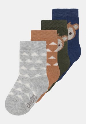 Set aus vier Paar gestrickten Socken. Farben: grau mit gemusterten Dreiecken, braun, dunkelgrün und marineblau mit Bärenkopfmuster.