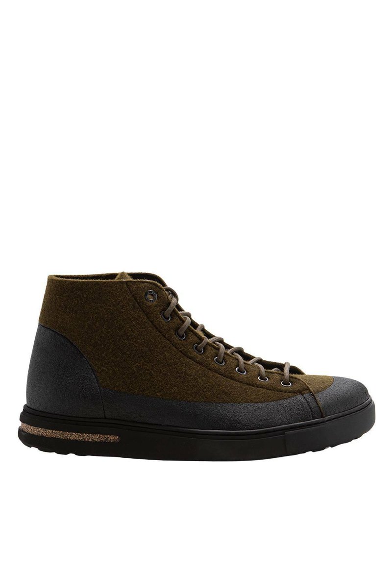 Sneaker alta con tomaia in feltro verde oliva, suola in gomma nera e dettagli in pelle grigia. Presenta occhielli in metallo e punta a contrasto.