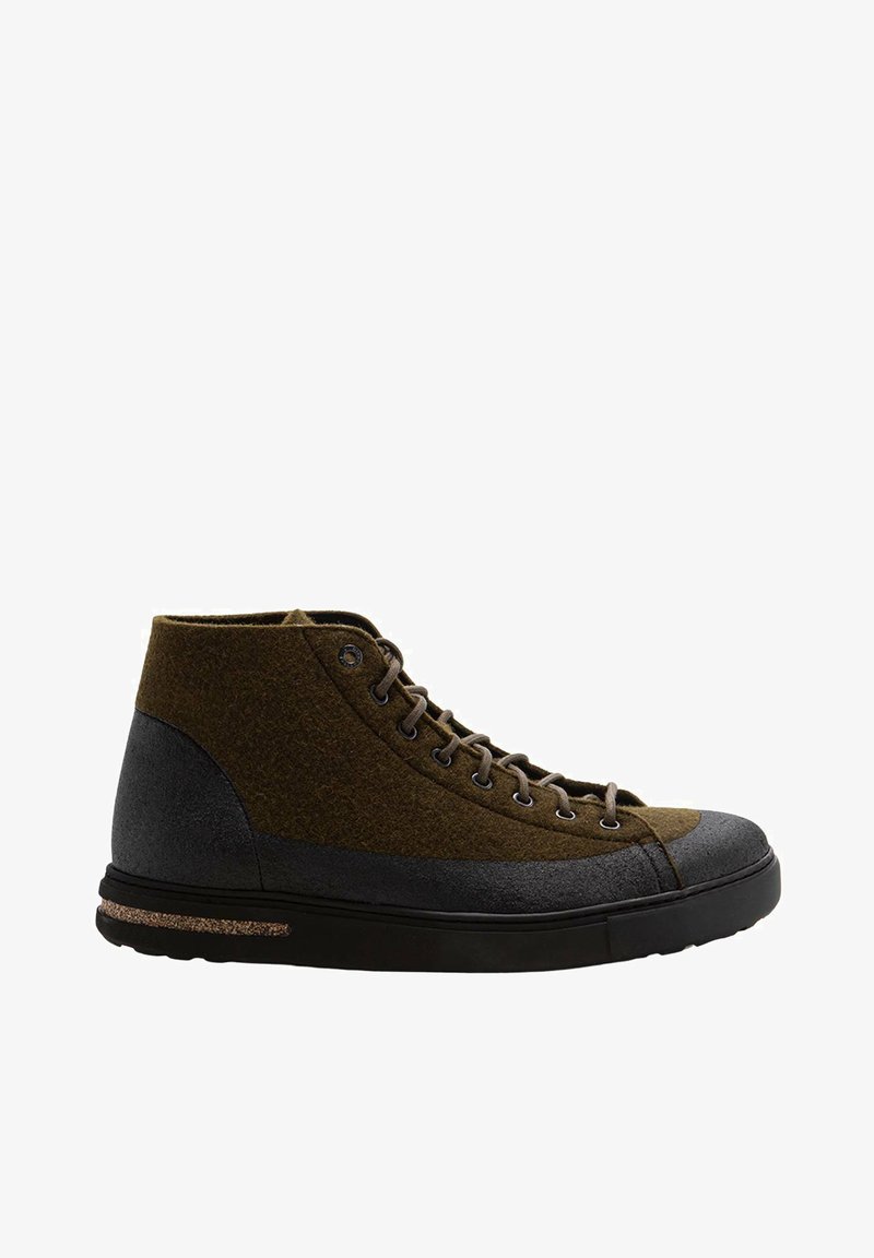 Sneaker alta con tomaia in feltro verde oliva, suola in gomma nera e dettagli in pelle grigia. Presenta occhielli in metallo e punta a contrasto.