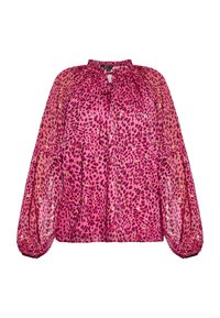 Blusa rosa traslucida con motivo a macchie di leopardo, maniche a sbuffo e colletto arricciato. Il tessuto appare leggero e leggermente trasparente.