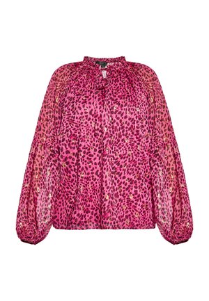 Różowa, półprzezroczysta bluzka w leopardzi wzór, z bufiastymi rękawami i zebranym dekoltem. Materiał wydaje się lekki i lekko przezroczysty.