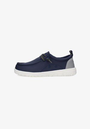 Scarpa casual slip-on blu navy con suola bianca, dettaglio con lacci elastici e linguetta grigia sul tallone, progettata per comfort e facilità di utilizzo.