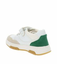 Sneaker bianco con accento in suede verde, punta beige e cinturino regolabile. Presenta una suola in gomma testurizzata e un interno imbottito.