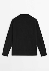 Pull noir à manches longues avec un col montant, des poignets et un ourlet côtelés, présenté à plat de dos sur un fond blanc.