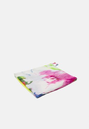 Tissu en tissu côtelé plié avec un motif floral coloré en rose, vert, jaune et bleu sur un fond blanc.