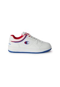Sneaker atletica bianca con accenti rossi e blu, caratterizzata da una tomaia testurizzata, punta arrotondata, chiusura con lacci e suola piatta in gomma.