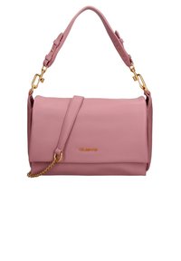 Borsa in pelle rosa con design ripiegato, tracolla regolabile, dettagli in hardware dorato e logo del marchio sul fronte. Include un dettaglio a catena.