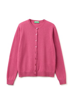 Cardigan rosa de manga larga con botones, escote redondo y puños y dobladillo acanalados, colocado sobre un fondo blanco.