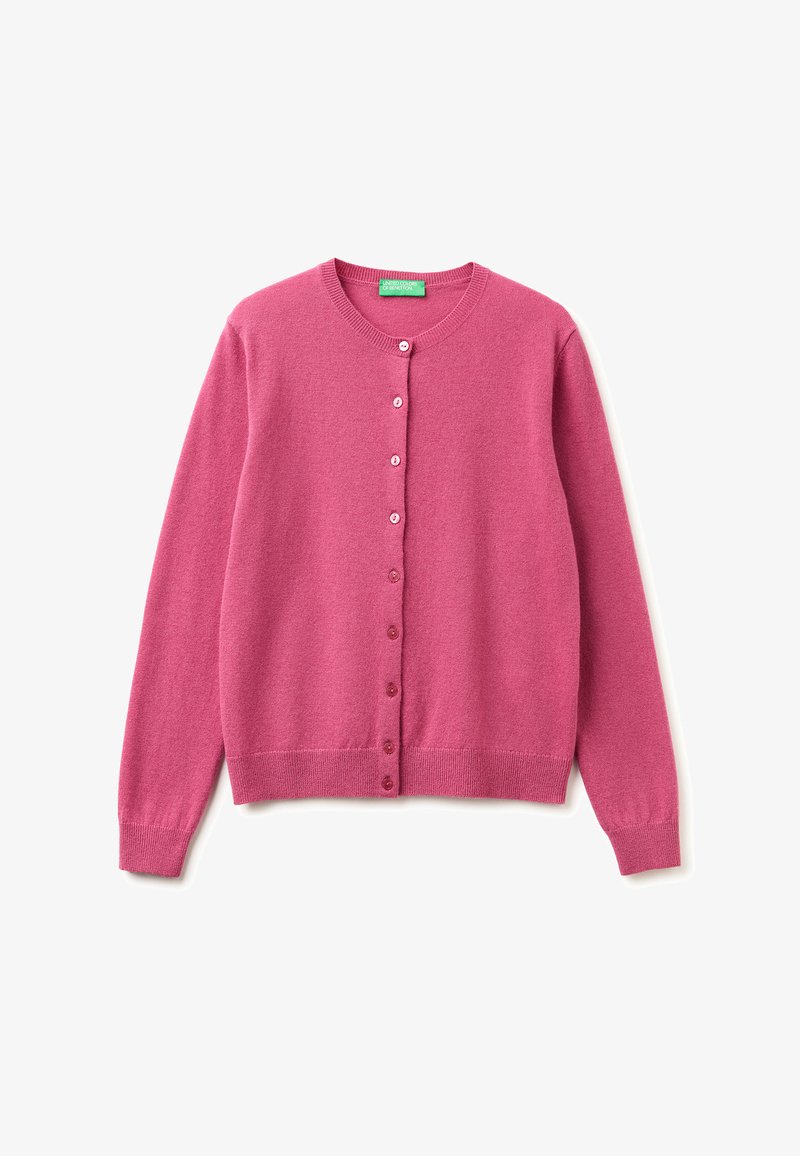 Cardigan rose à manches longues avec boutons, encolure ronde et poignets ainsi que bordure côtelés, étalé à plat sur un fond blanc.