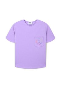T-shirt di cotone lavanda con colletto rotondo e maniche corte. Presenta una tasca con un grafico colorato "HUG me".